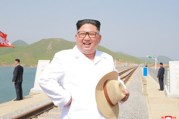 金正恩视察朝鲜新建成的跨海铁路大桥