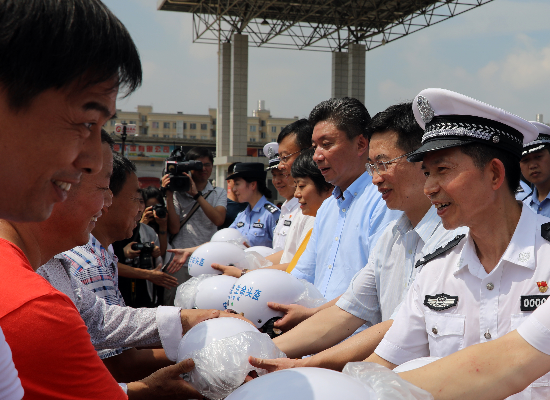 骑摩托戴好头盔 湖南启动戴帽工程进万村安全