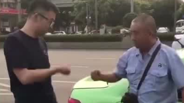 史上最和谐事故处理方式:两车刮擦后车主猜拳解决