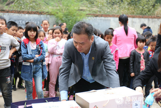 凤凰网河南频道常务副总杜新帅发放爱心物资