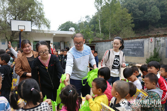 尔雅美学馆董事长李宇峰(中)发放爱心物资