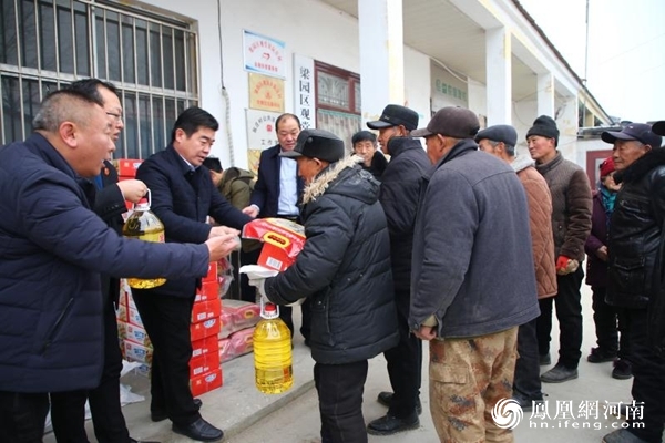 1月30日,商丘梁园区人民法院副院长晏玉君,纪检组长叶青一行组成慰问