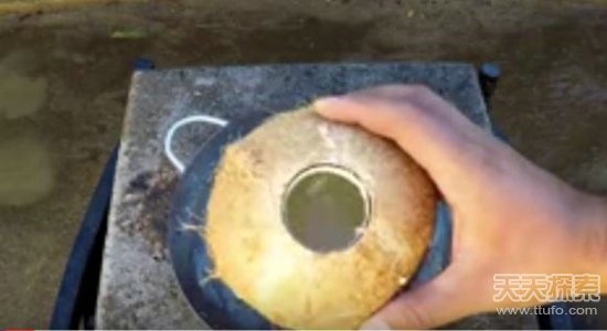 男人在椰子中倒入滚烫铁水 功效惊呆了