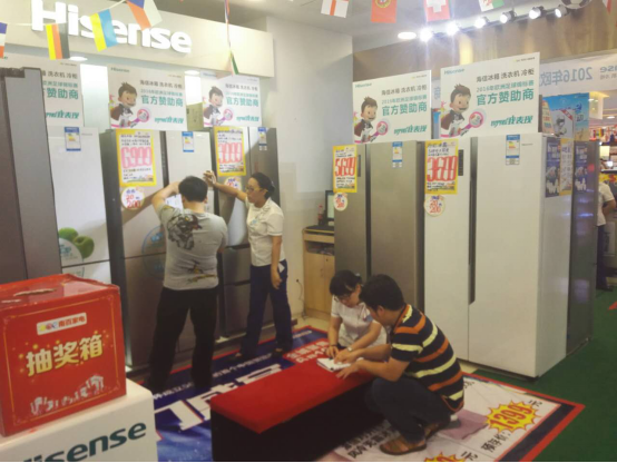 上演豪门盛宴:6月全球冰箱业成海信主场! 近年来,在全球冰箱产业,海信不断推动从保鲜、节能,到外观、服务等多个环节的技术创新和迭代。今年3月,海信首创DBD净化养鲜技术,使冰箱保湿、除菌、净化一体化,为用户推出了一系列冰箱精品。除了欧洲杯主题定制版冰箱,海信还在今年实现"倍多分+"十字对开门系列冰箱近代,从而满足不同用户群体的差异化、个性化需求。 眼下,作为欧洲杯的顶级赞助商,海信冰箱并没有满足其拥有的欧洲杯一系列独享、专享的体育营销资源,面对欧洲杯球迷定制专属冰箱产品,提供专享价格