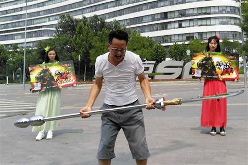 手游《三国群英传》设局 82斤大刀挑衅路人