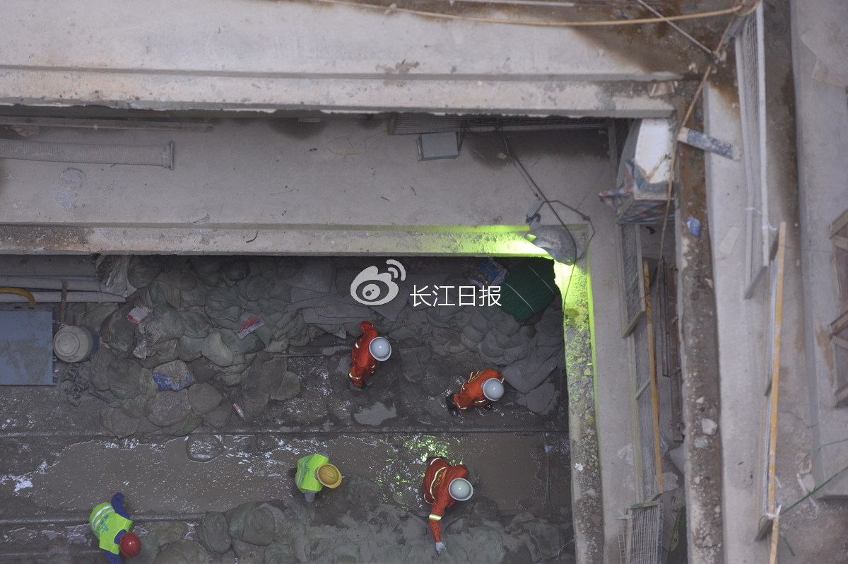 工人在抢修长江日报记者周超摄