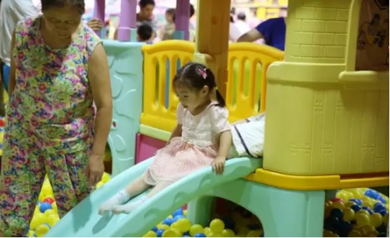 百万海洋球+真声恐龙宴 万家丽时尚生活购物广场让你三伏天玩