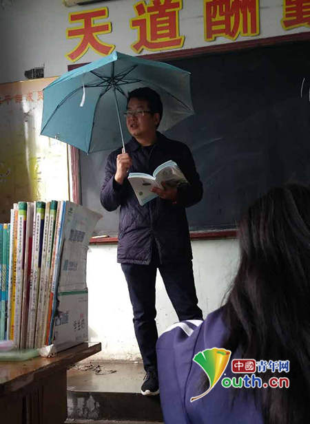 山西一所中学教室漏雨 老师撑伞上课