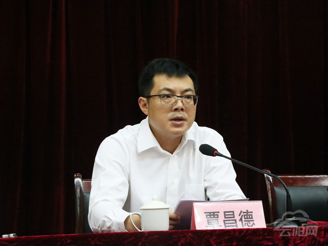 云阳县长覃昌德：积极开展精准健康扶贫工作