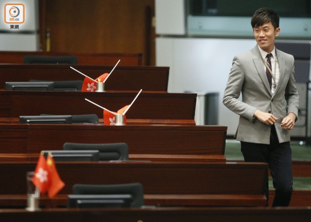 香港议员故意倒转五星红旗 被赶出场
