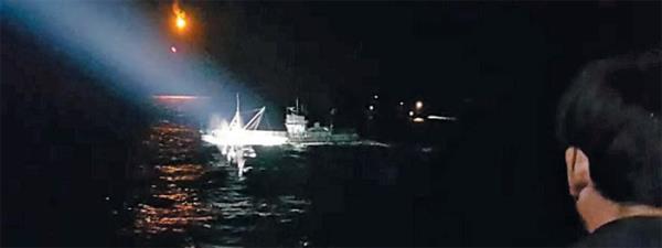 首次机枪射击中国渔船后 韩方声称：再来还要开火