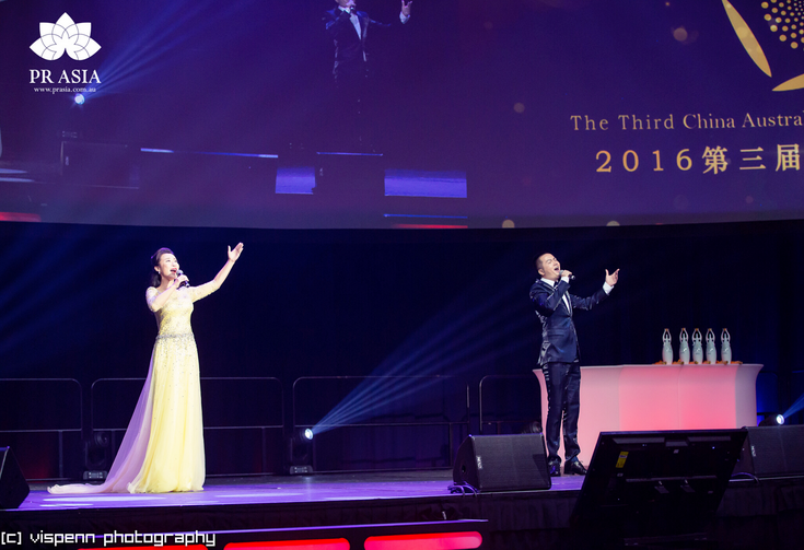 手盛希、邓力川献唱中澳国际电影节颁奖典礼|