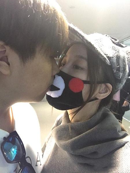 玥戴口罩与斗鱼tv五五开接吻 电竞狗粮新品种?