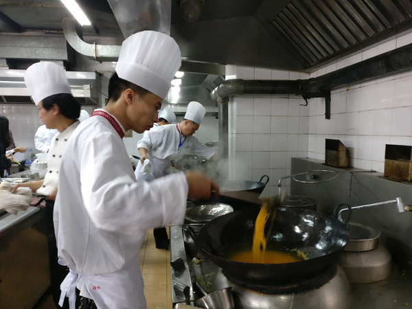 上海高校食堂比“创新菜”，菊花鸡获得金奖