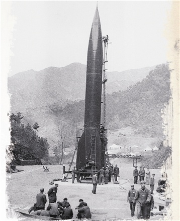 1961年4月，西安炮兵高级专科学校技师班首期学员在训练场进行导弹点火训练。