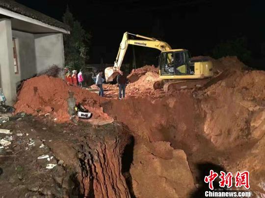 江西金溪县一村民挖井塌方被埋挖掘机彻夜救援（图）