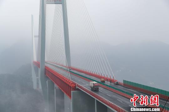 世界第一高桥：北盘江大桥建成通车 距江面高差565米