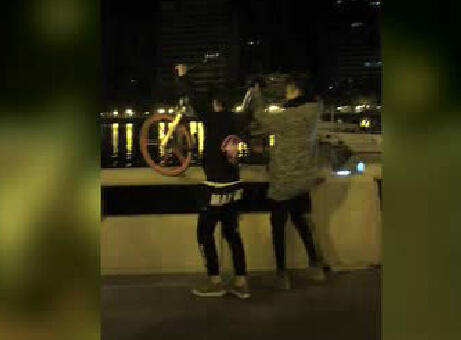 两男子将共享单车扔进珠江 拍视频庆祝