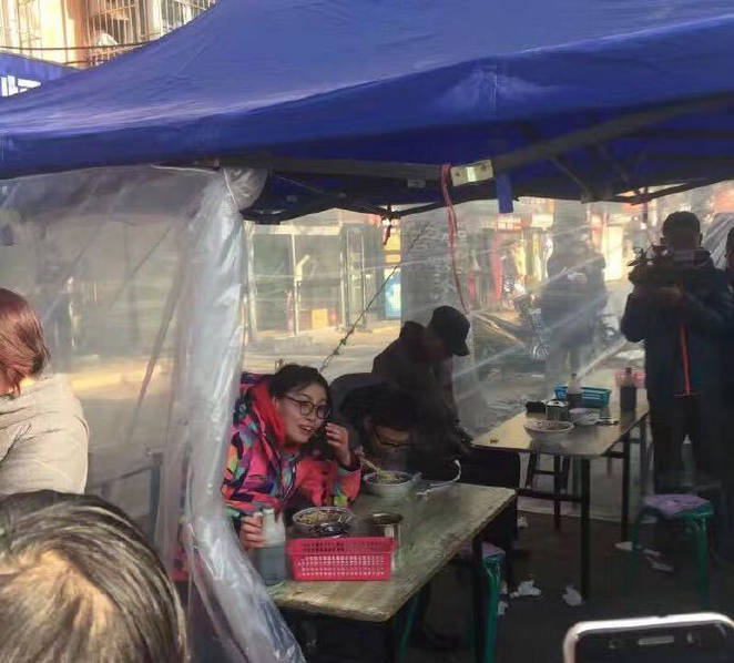 傅园慧卖拉面 顾客络绎不绝轻轻松松卖出去90