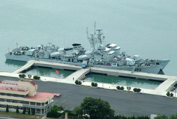 执行任务不畏撞船 丹东舰直线冲击美军濒海战斗舰