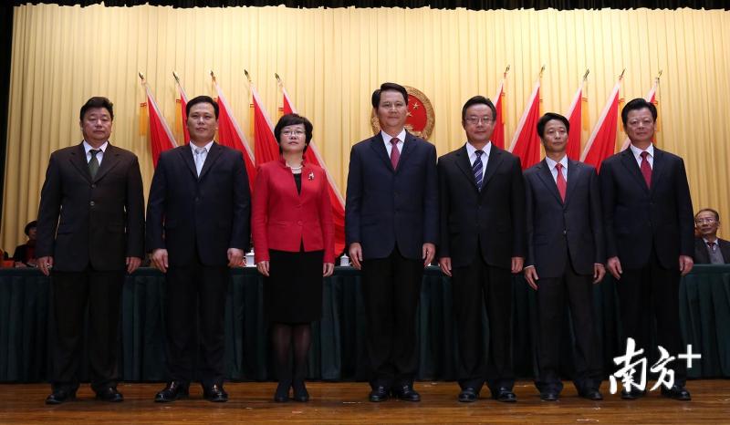 16日，潮州选举产生新一届市政府领导班子。从左至右分别是：胡鹏、钟明、余鸿纯、殷昭举、许志晖、王文森、洪岳伟。