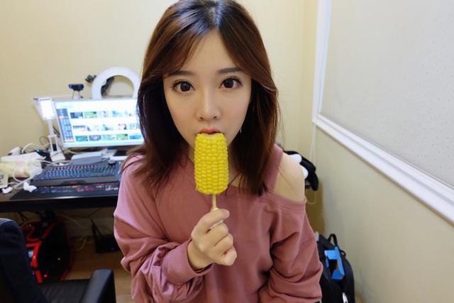 LOL女主播冯提莫深夜吃玉米 网友:可惜没打码