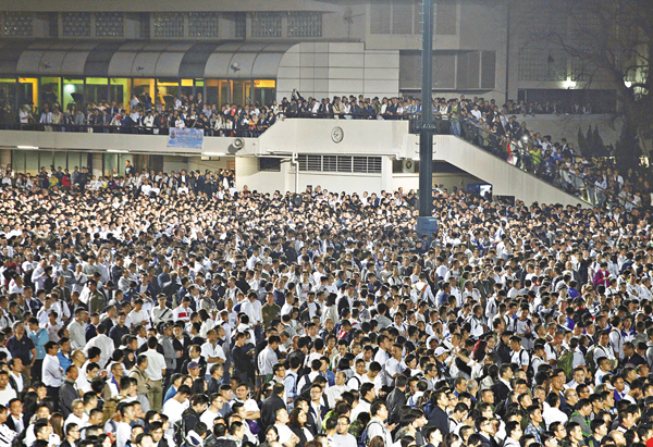 香港4万人烛光集会挺7警 支持上诉促辱警罪立法
