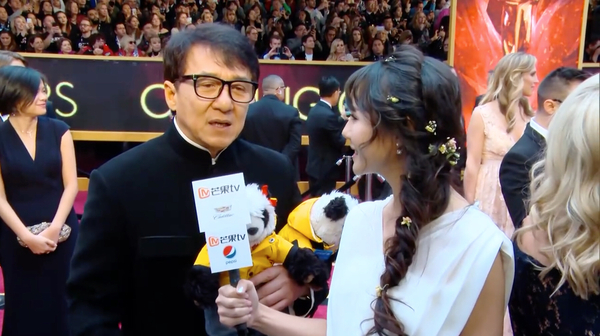 V奥斯卡颁奖礼 现场主持谢晓晔发问成龙大哥|