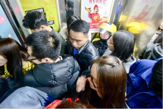 美团外卖现女骑士独特风景 80后北漂妈妈成单