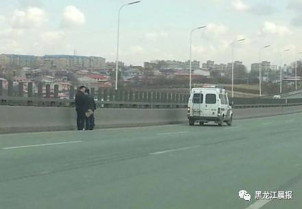 哈尔滨一男子三环桥坠亡 只因堵车踩碎遮挡板