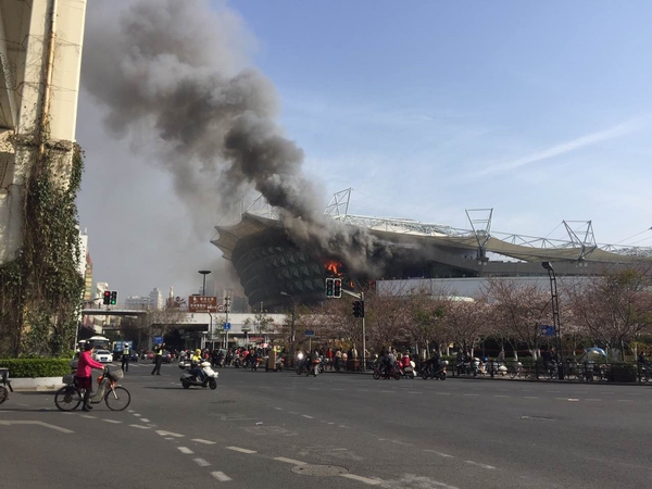 上海虹口足球场大火被扑灭 未有人员伤亡