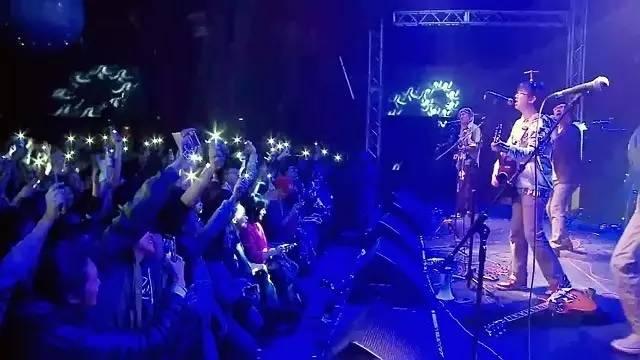 一代传奇乐队复出,青年小伙子带你狂奔回九十