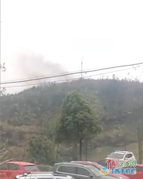 南昌蛟桥枫景水库附近发生火灾 消防直升机出动
