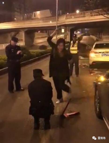 北京：醉驾女司机撞车欲逃逸 脚踹警察裆部