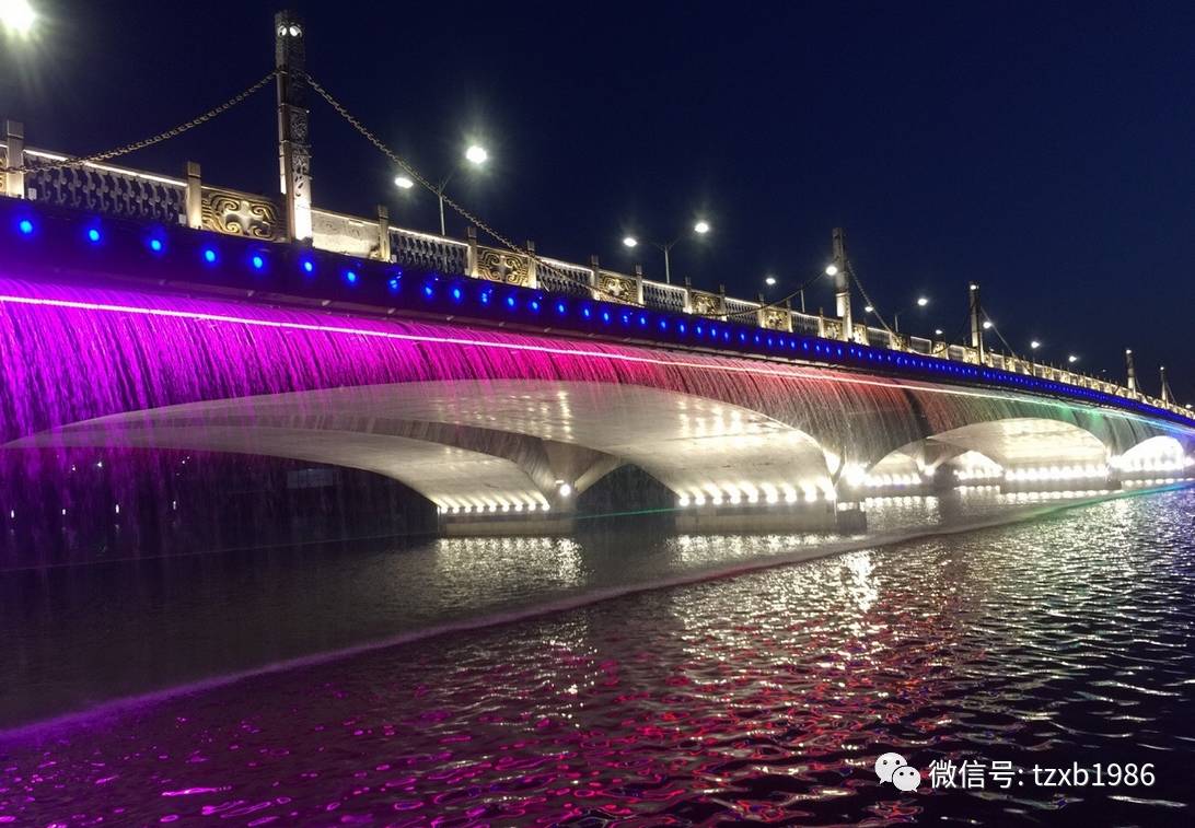 通州东关大桥变身“炫彩水帘桥”，要刷爆朋友圈啦