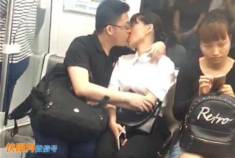 深圳情侣地铁上热吻 旁边女孩太尴尬