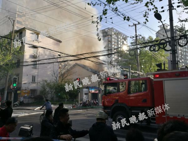上海一民宅突发大火 多人送医屋顶烧穿