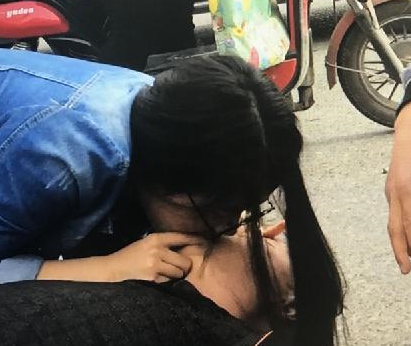 年轻女子为老人口_古风女子图片(3)