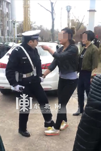 哈尔滨2女子拒不接受违停处罚,当街抢罚单打交警
