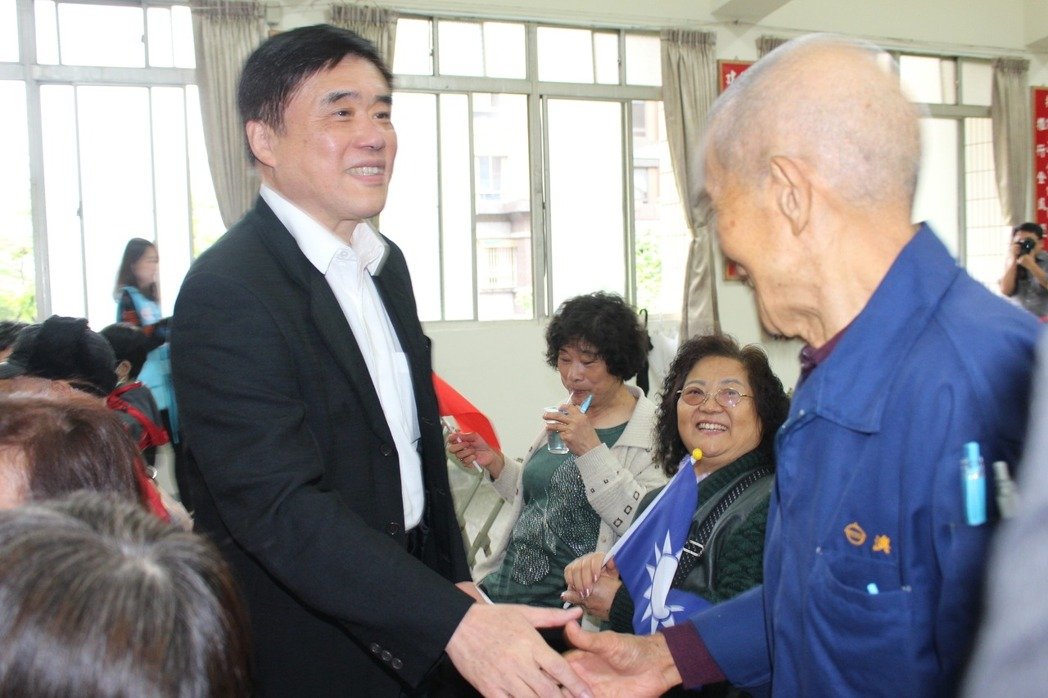 郝龙斌:800亿就能补年金亏损蔡英文却用8000亿绑椿 郝龙斌:800亿就能补年金亏损蔡英文却用8000亿绑椿