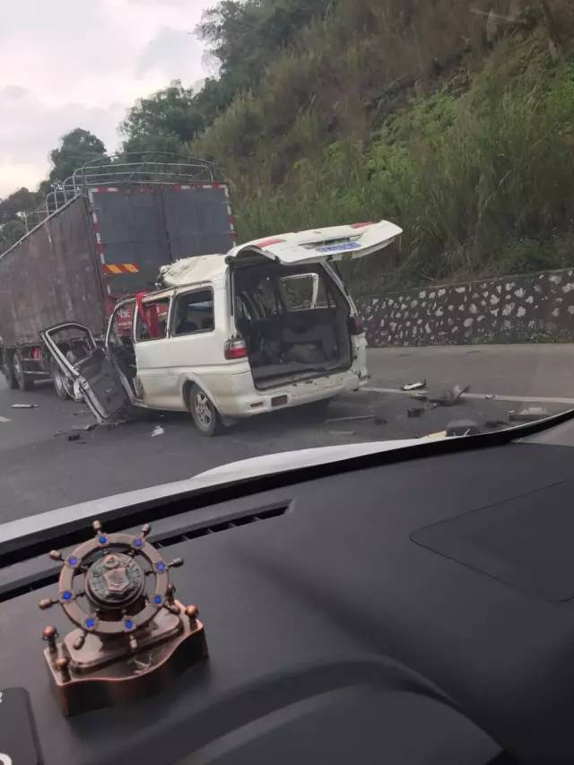 今早南柳高速连续两起追尾大货车事故，车祸造成2人死亡！