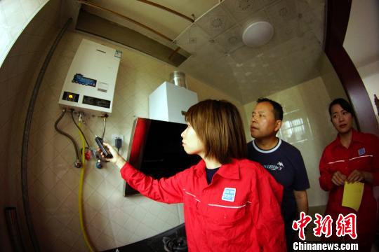 5月5日，德兴市天然气公司客服人员在一住户家中进行天然气用气安全检测。王昊阳摄王昊阳摄
