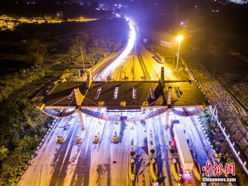 图为2015年12月31日深夜航拍的广西柳州市沙塘收费站。 黄威铭摄