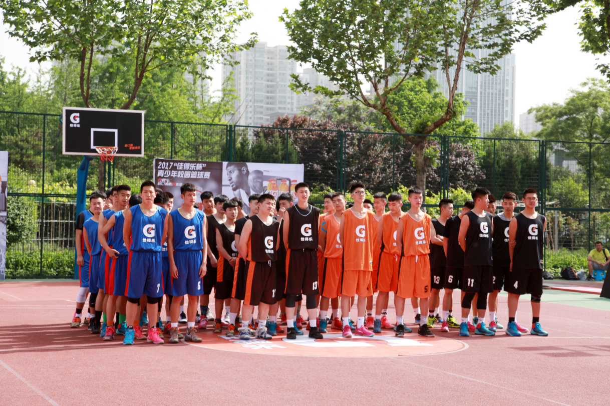 现场合影 作为2017年西安市青少年校园篮球系列赛的之2017"佳得乐杯"