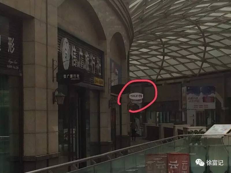 女子在北京商场卫生间遭推门袭胸 悬赏百万寻此猥琐男