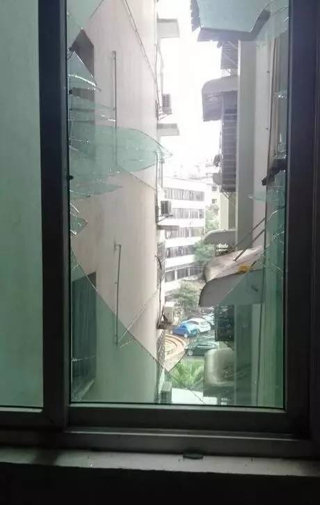 广西一居民楼爆炸！门窗全部被震飞，现场一片狼藉！