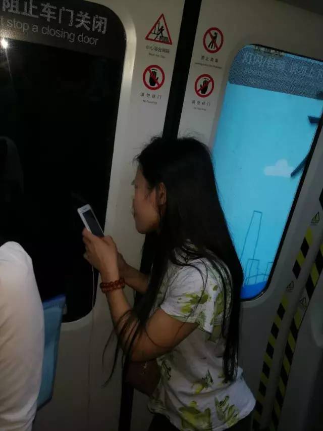 女子强闯地铁头发被夹，连续6站无法转头淡定玩手机（组图） - 1