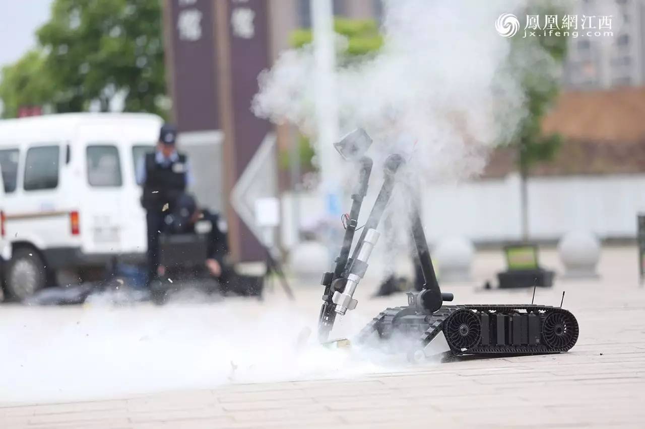 凤见第98期：揭秘现实版“拆弹专家”