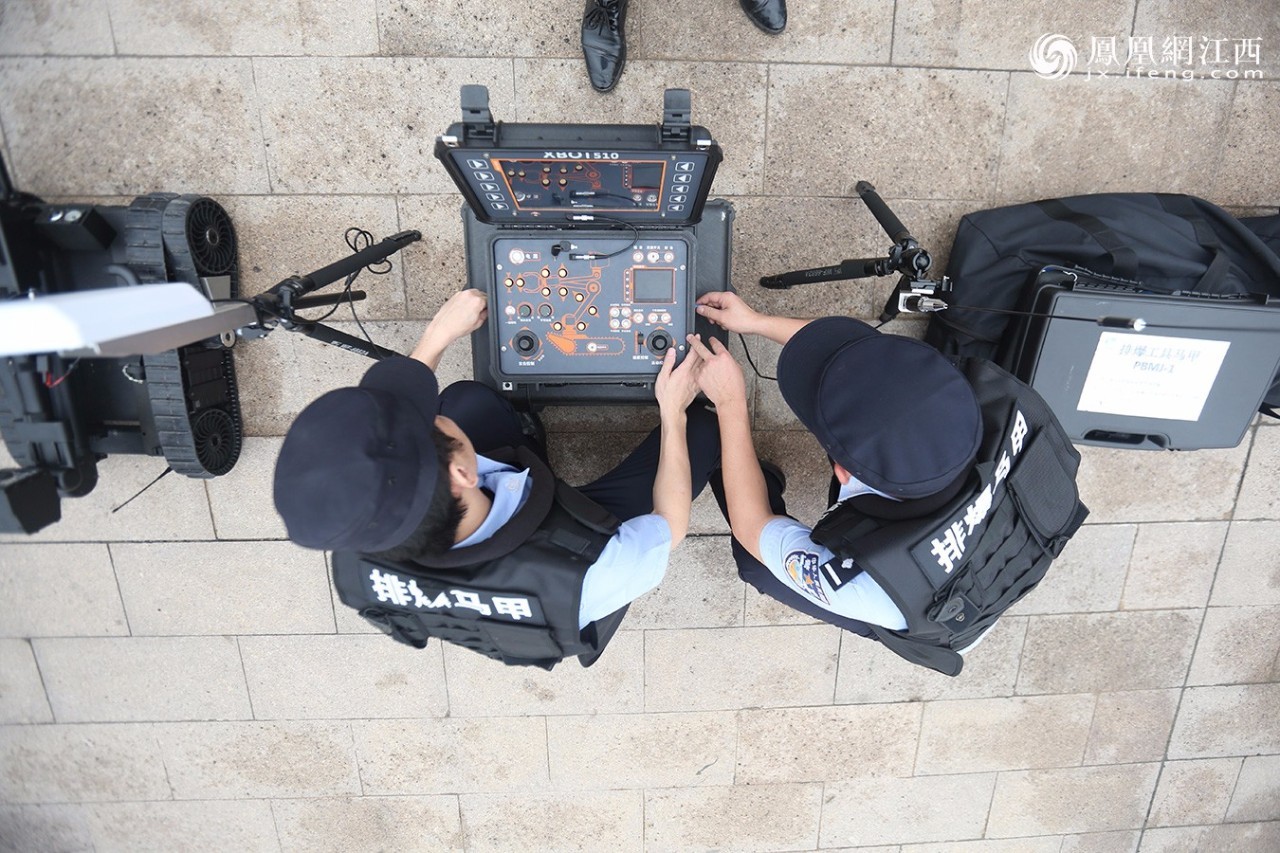 凤见第98期：揭秘现实版“拆弹专家”