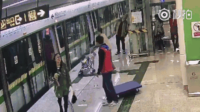 女子强闯地铁头发被夹，连续6站无法转头淡定玩手机（组图） - 21